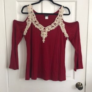 Venus dark red, cold shoulder top